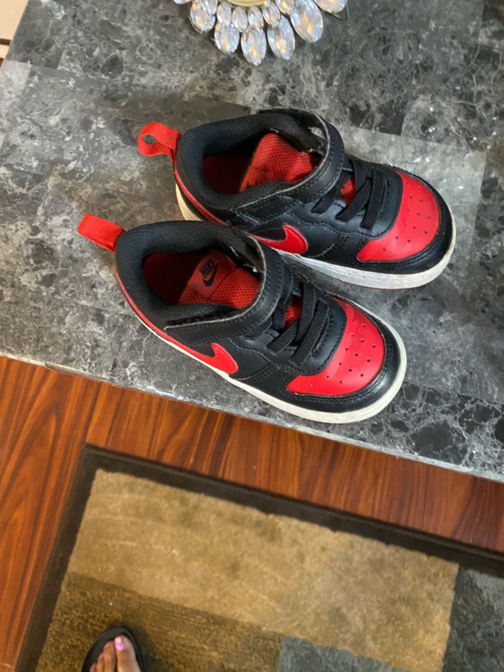 Nike Kids Black and Red Low-Top Sneakers